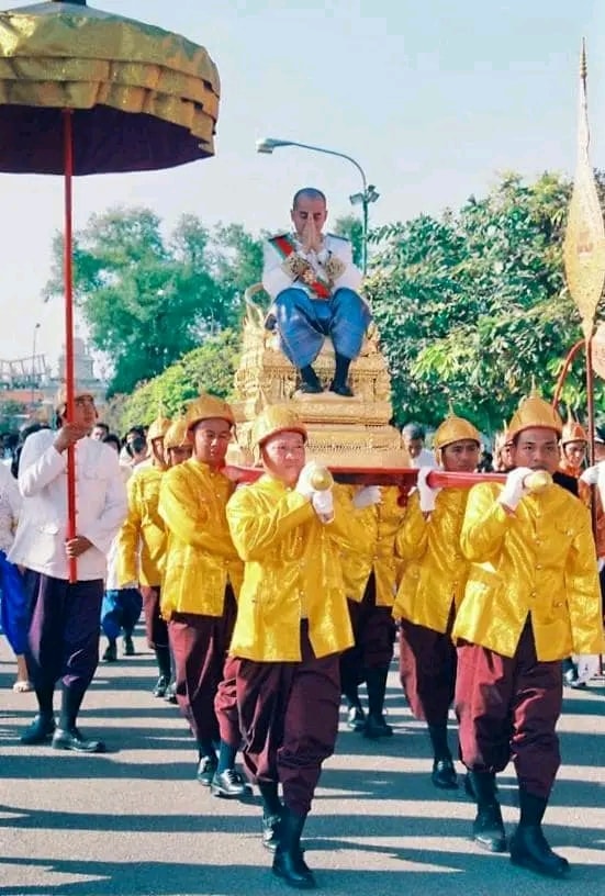 សម្តេចធិបតី នាយករដ្ឋមន្ត្រី ក្រាបបង្គំទូលថ្វាយព្រះពរ ព្រះមហាក្សត្រ ក្នុងឱកាសនៃព្រះរាជពិធីឡើងគ្រងព្រះបរមសិរីរាជសម្បត្តិគម្រប់ ២០ឆ្នាំ